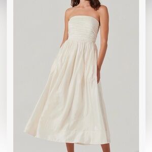 ASTR the Label
Aneesha Bow Back
Strapless Midi Dress